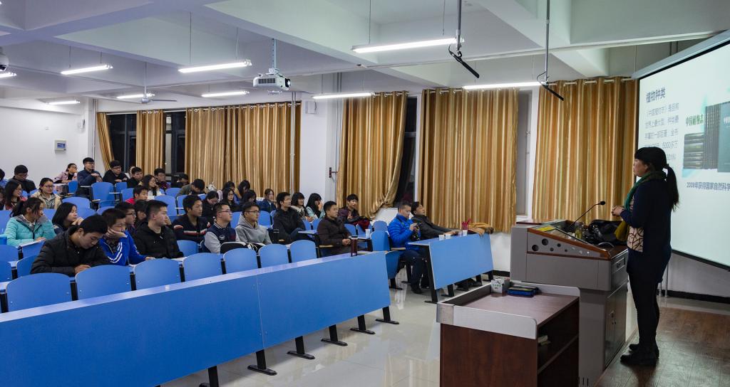 老师和同学们专注听讲
